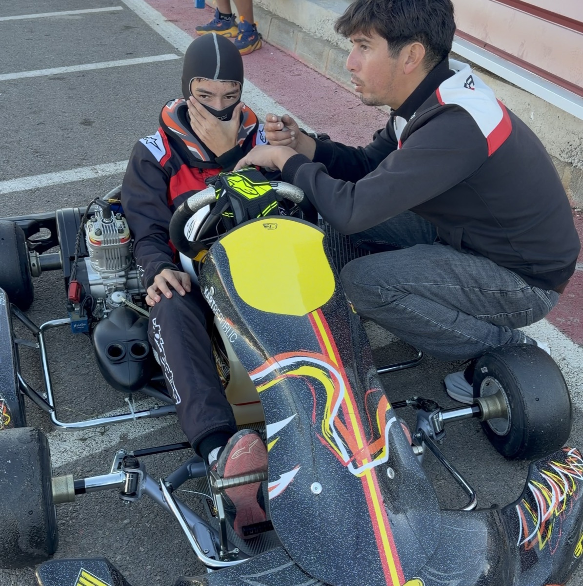 Colin V, piloto Junior X30, junto a su entrenador Nicolás Garrido en el Kartódromo Internacional Lucas Guerrero